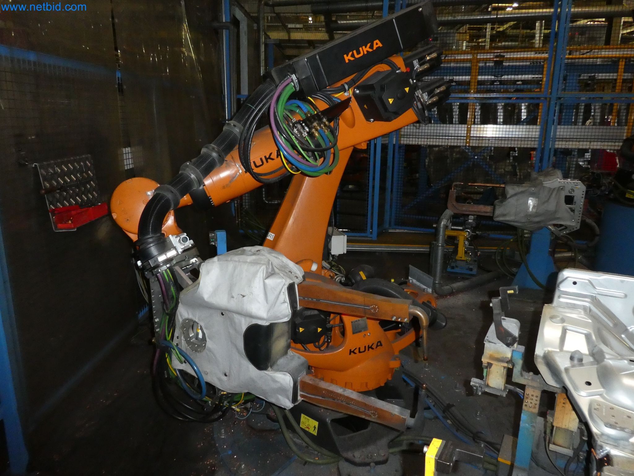 Robots, welding equipment and assembly accessories from the automotive industry-83