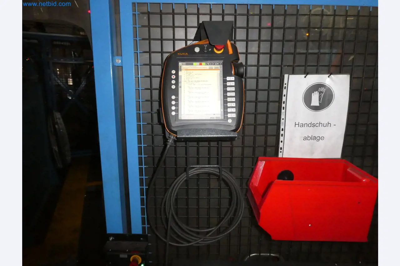 Robots, welding equipment and assembly accessories from the automotive industry-105