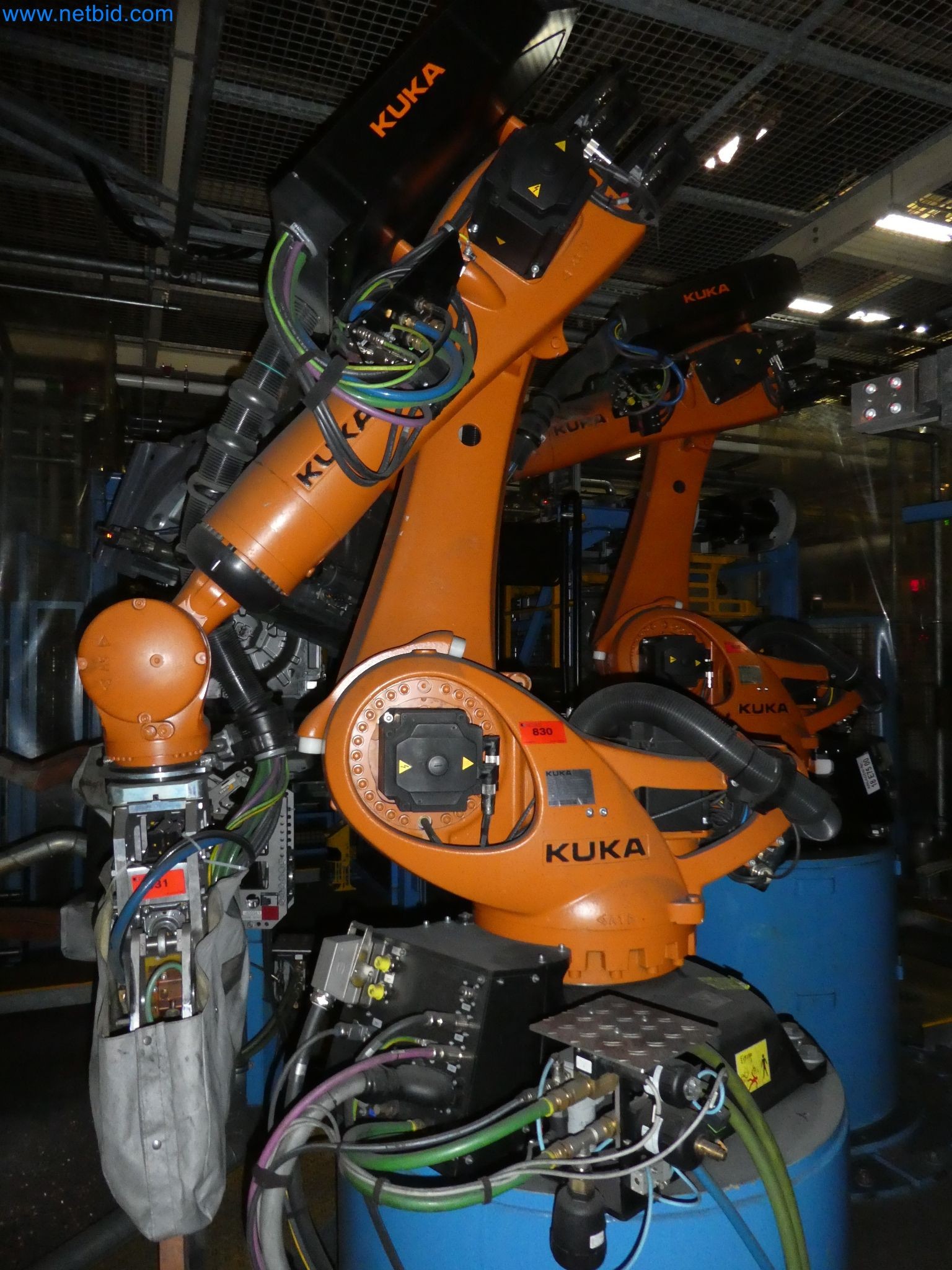 Robots, welding equipment and assembly accessories from the automotive industry-107