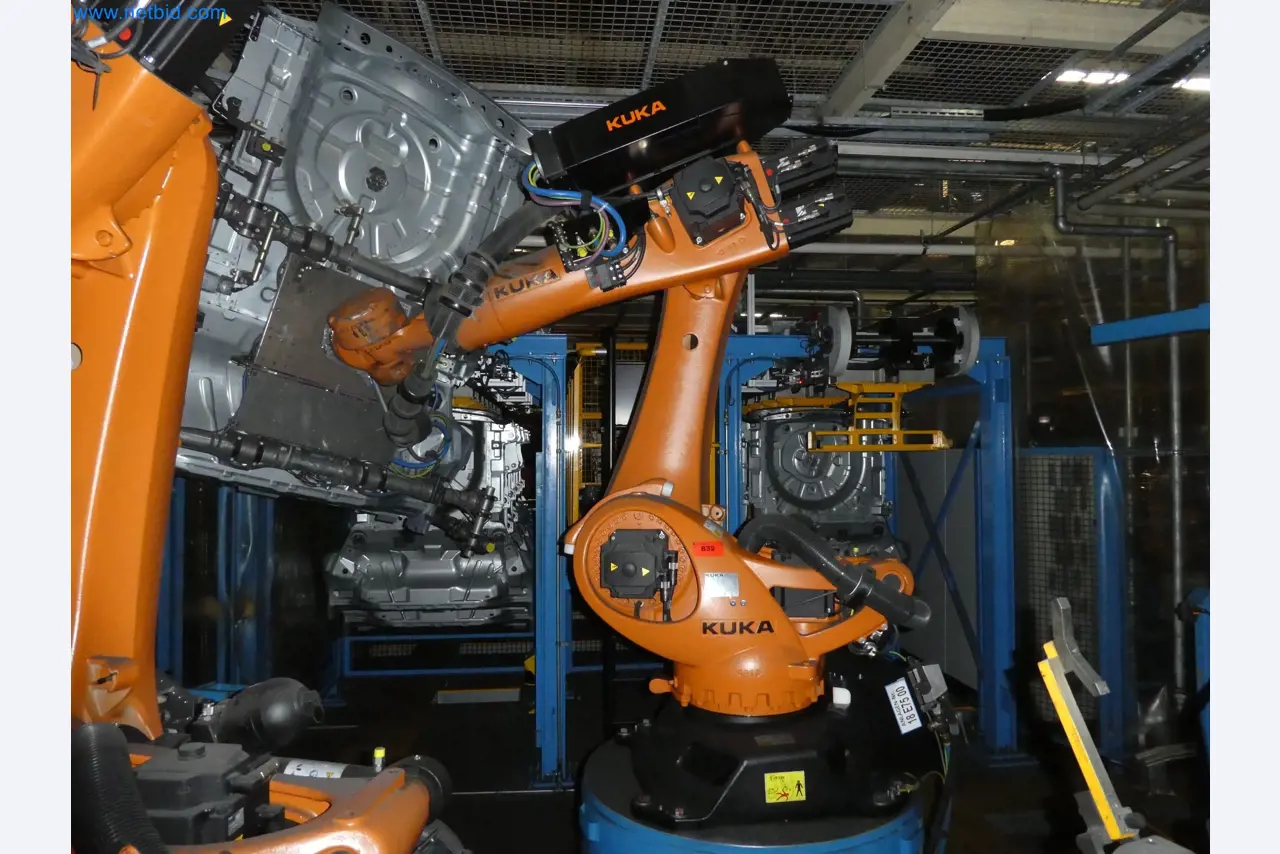 Robots, welding equipment and assembly accessories from the automotive industry-112