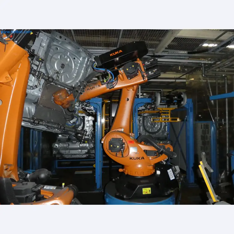 Robots, welding equipment and assembly accessories from the automotive industry-112