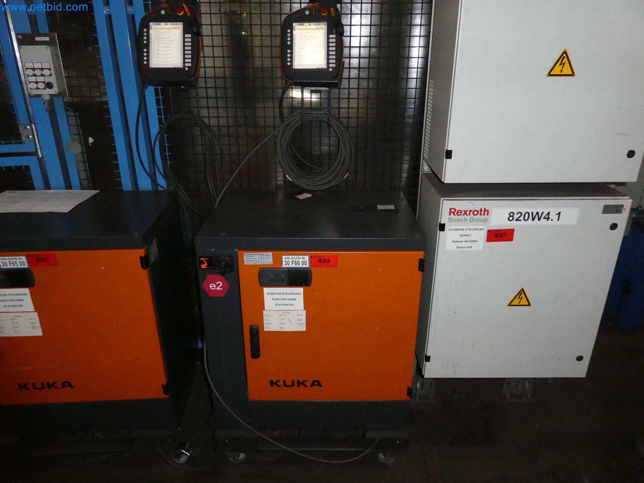 Robots, welding equipment and assembly accessories from the automotive industry-113