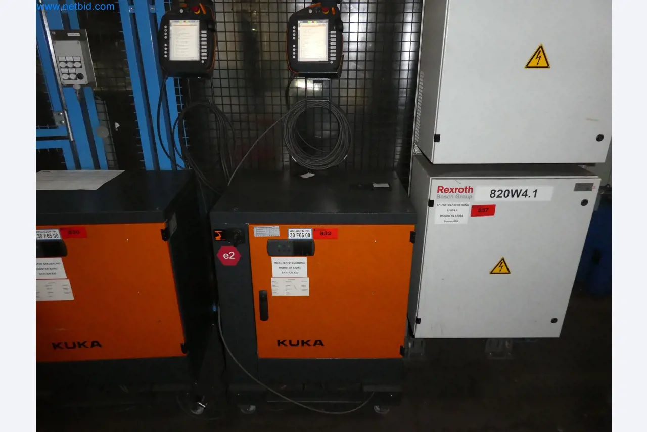 Robots, welding equipment and assembly accessories from the automotive industry-113