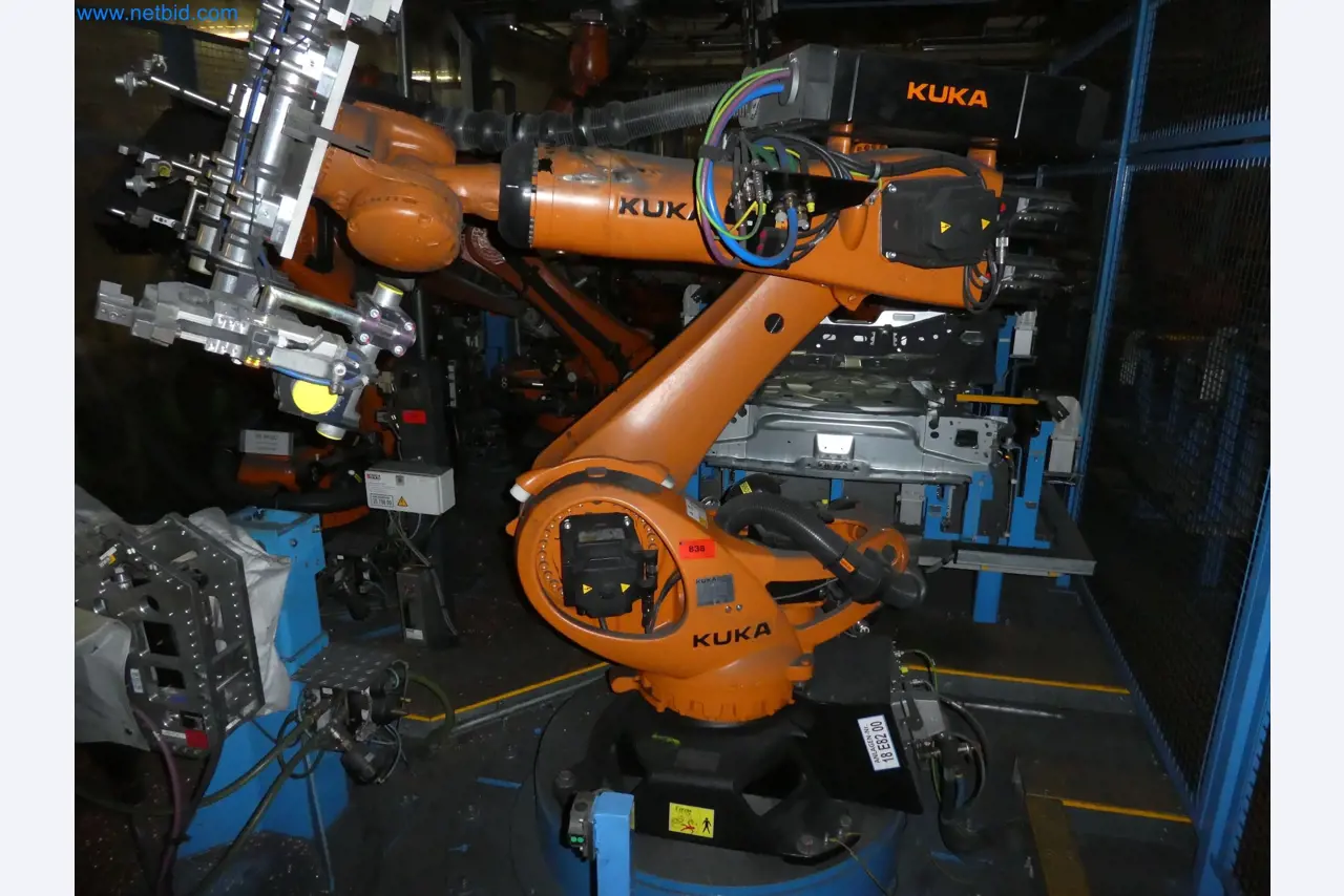 Robots, welding equipment and assembly accessories from the automotive industry-121