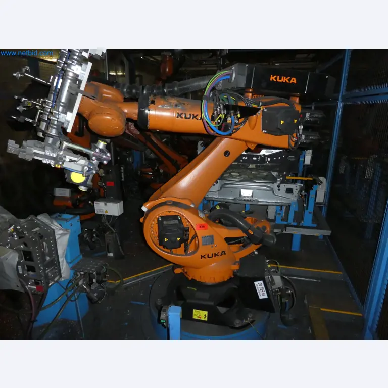 Robots, welding equipment and assembly accessories from the automotive industry-121