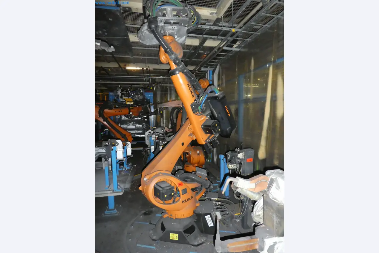 Robots, welding equipment and assembly accessories from the automotive industry-126