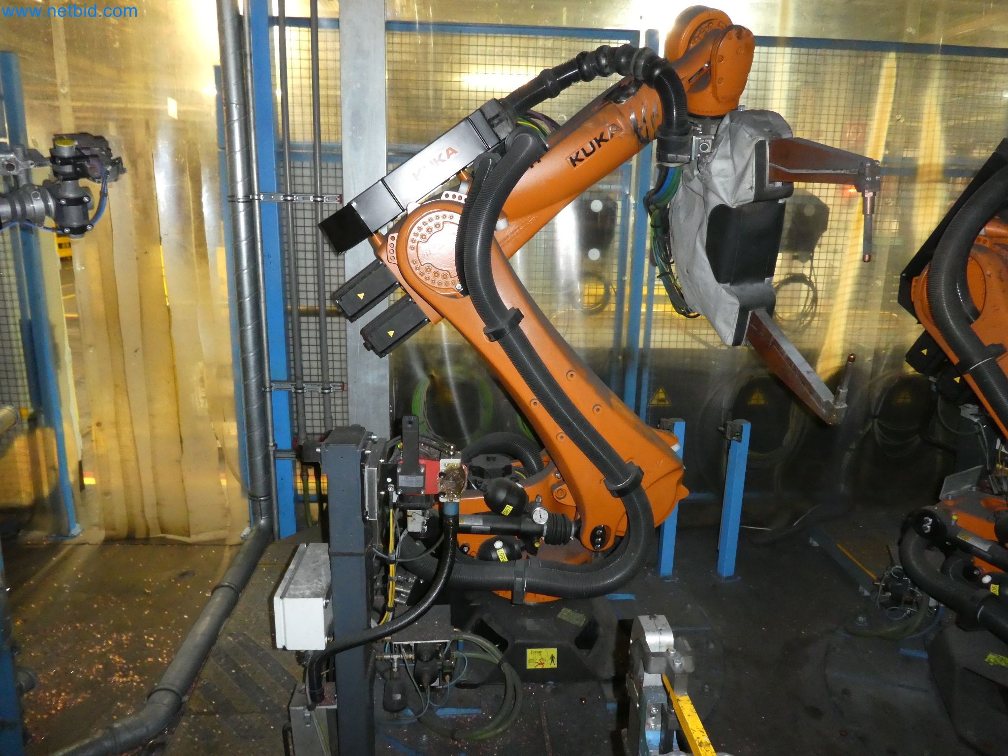 Robots, welding equipment and assembly accessories from the automotive industry-127