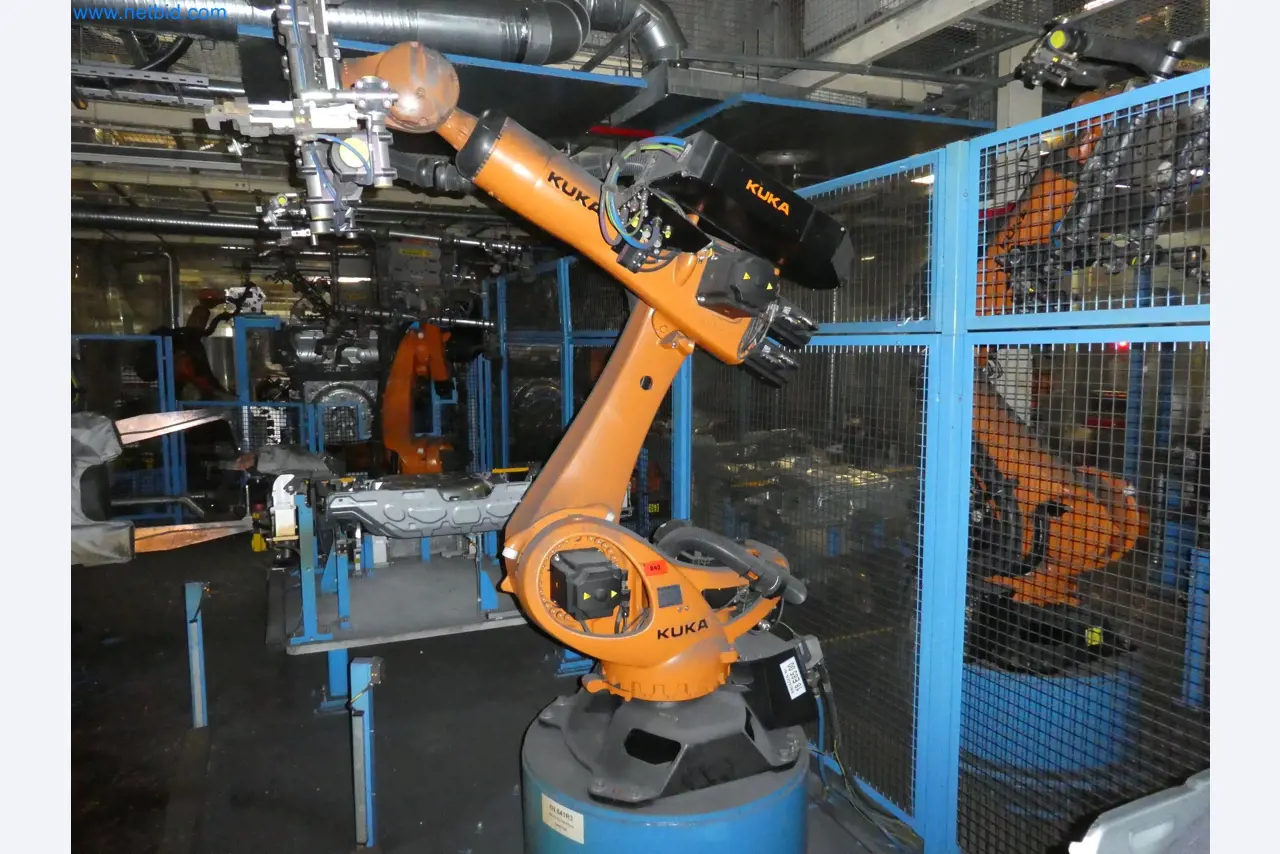 Robots, welding equipment and assembly accessories from the automotive industry-132