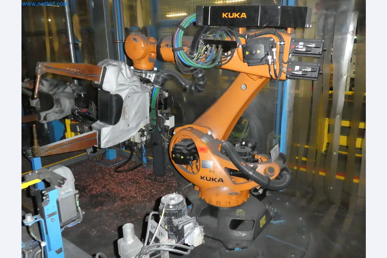 Robots, welding equipment and assembly accessories from the automotive industry-135