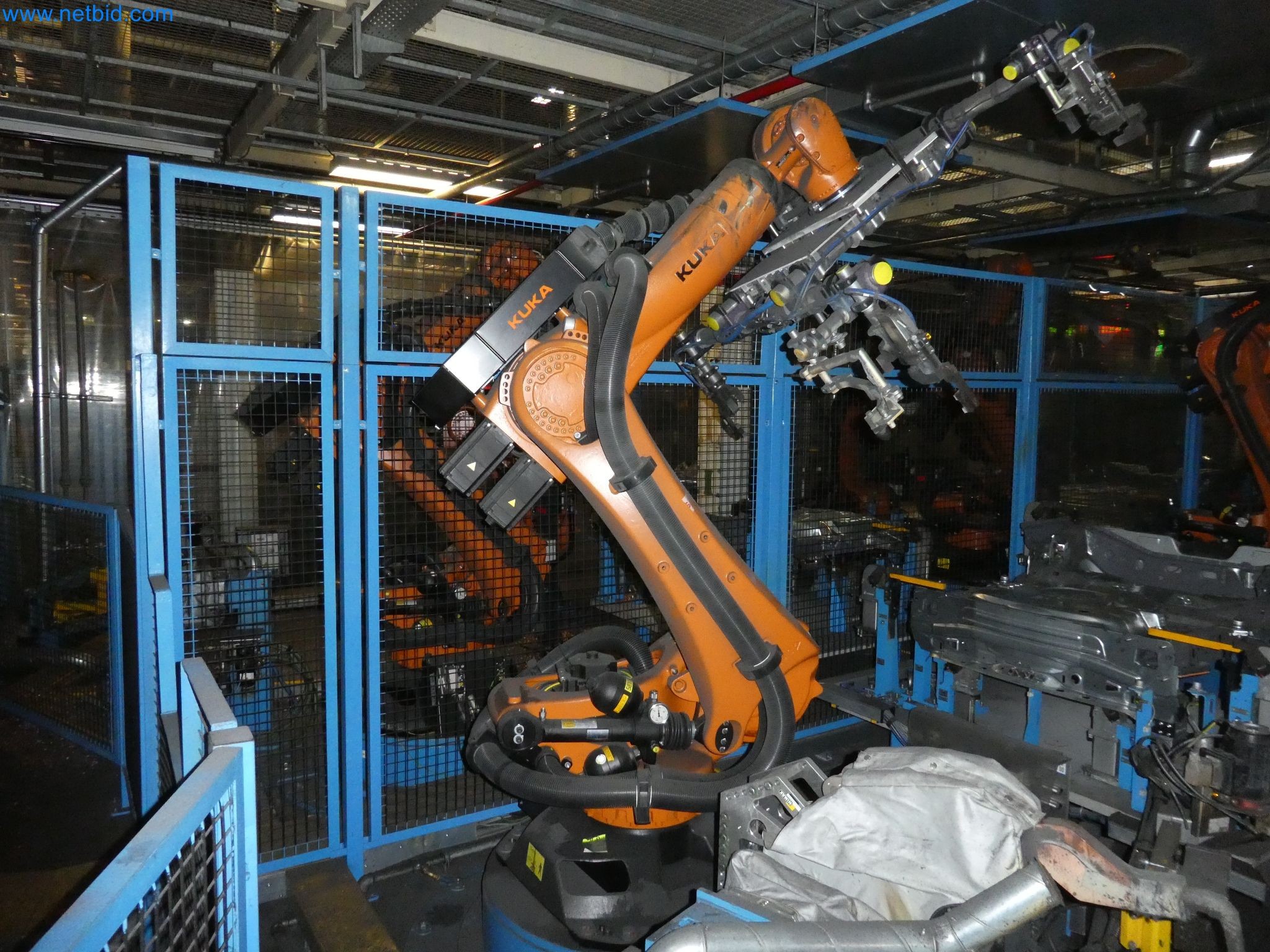 Robots, welding equipment and assembly accessories from the automotive industry-140