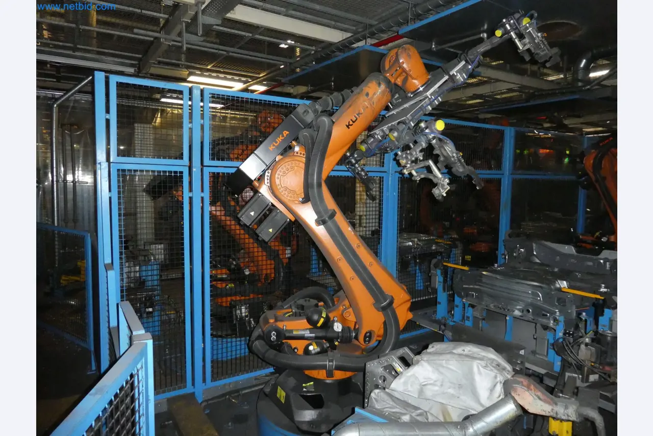 Robots, welding equipment and assembly accessories from the automotive industry-140