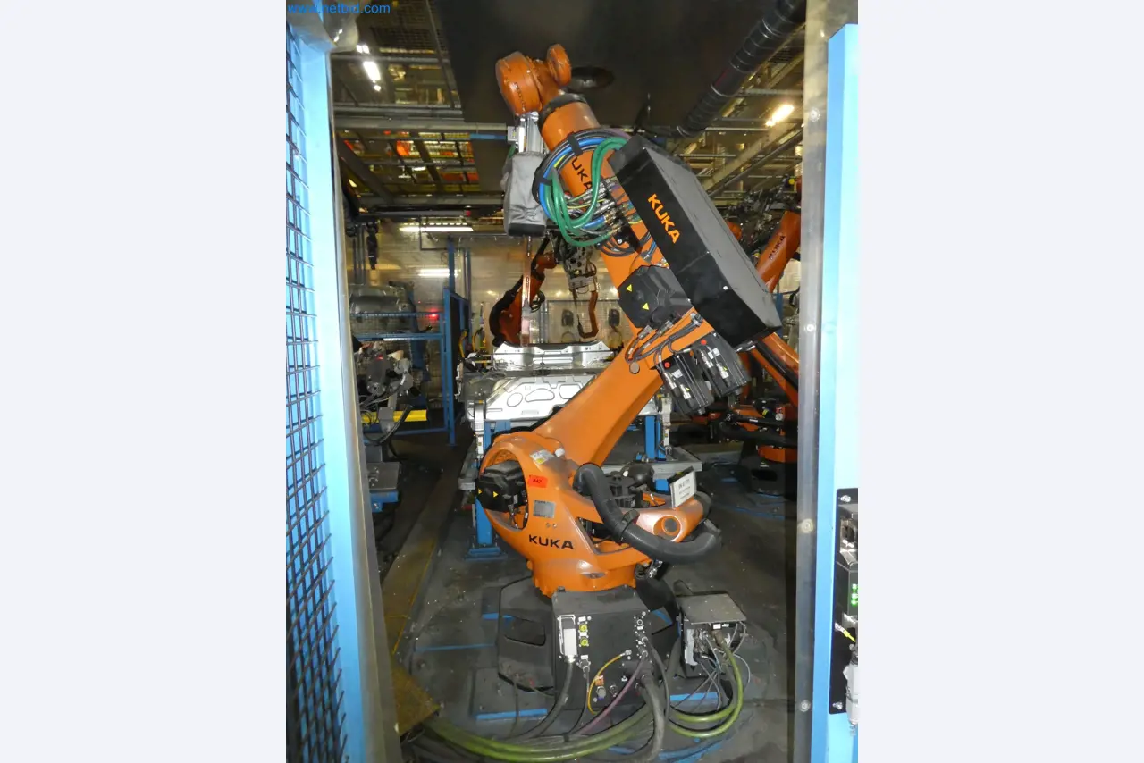 Robots, welding equipment and assembly accessories from the automotive industry-143