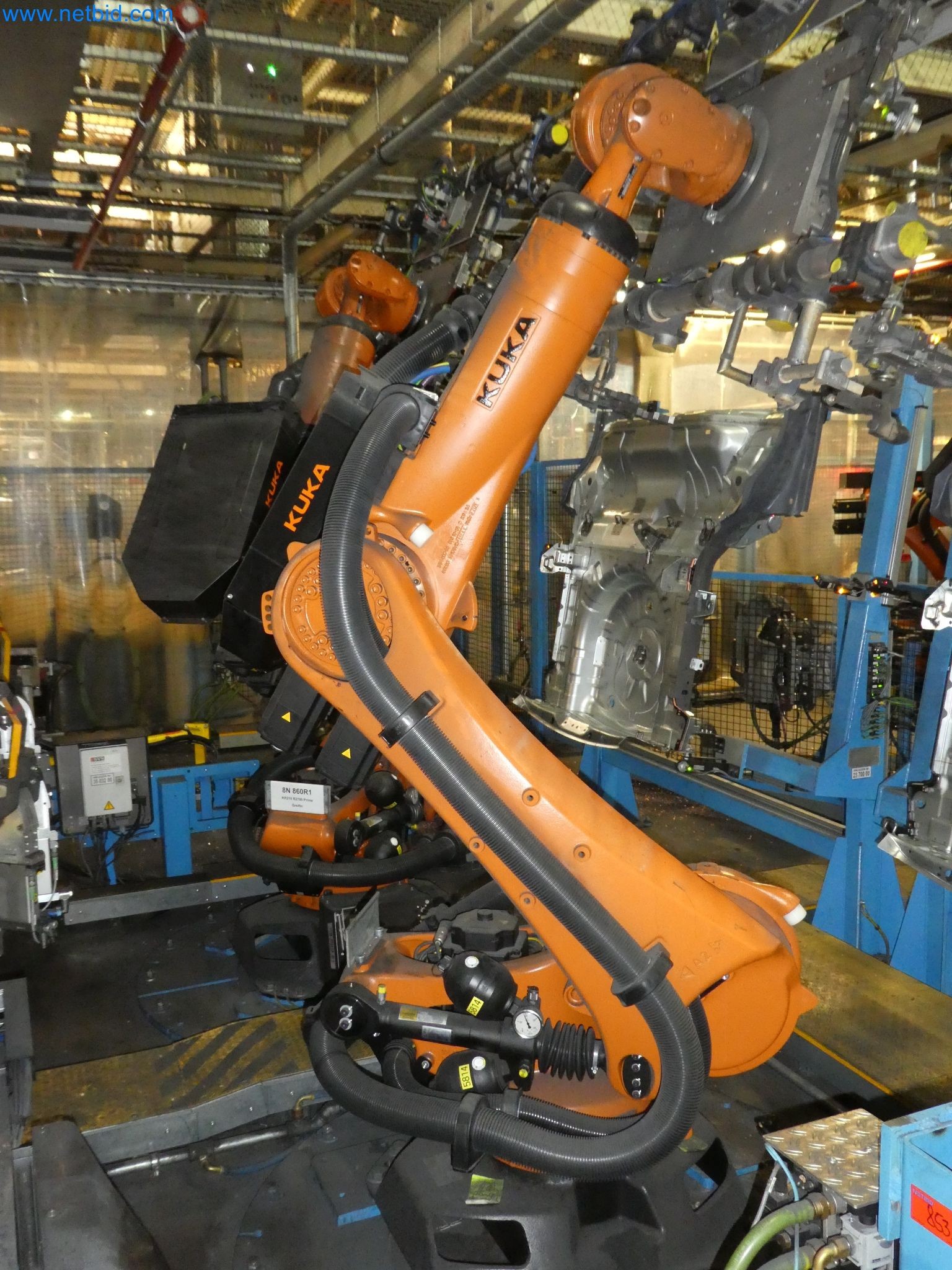 Robots, welding equipment and assembly accessories from the automotive industry-146