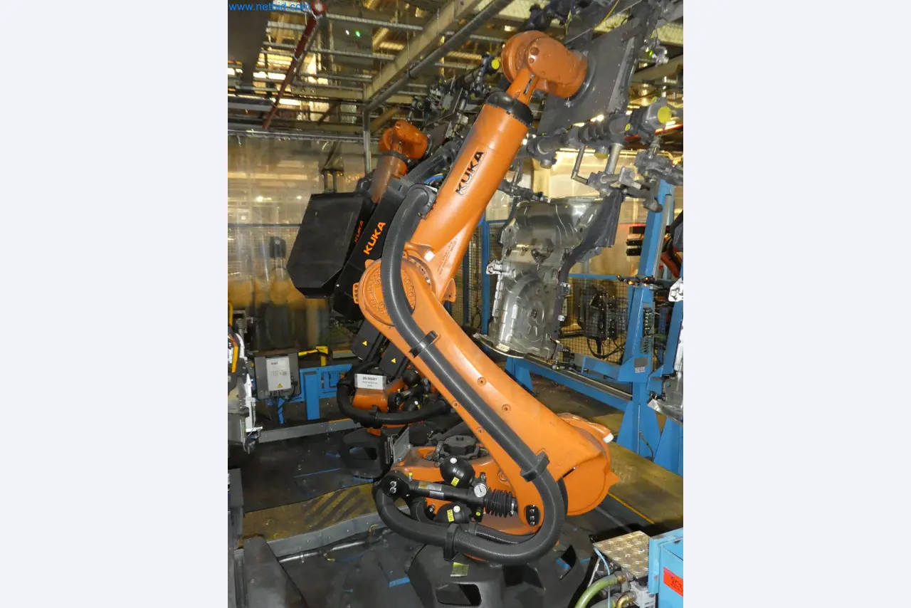 Robots, welding equipment and assembly accessories from the automotive industry-146