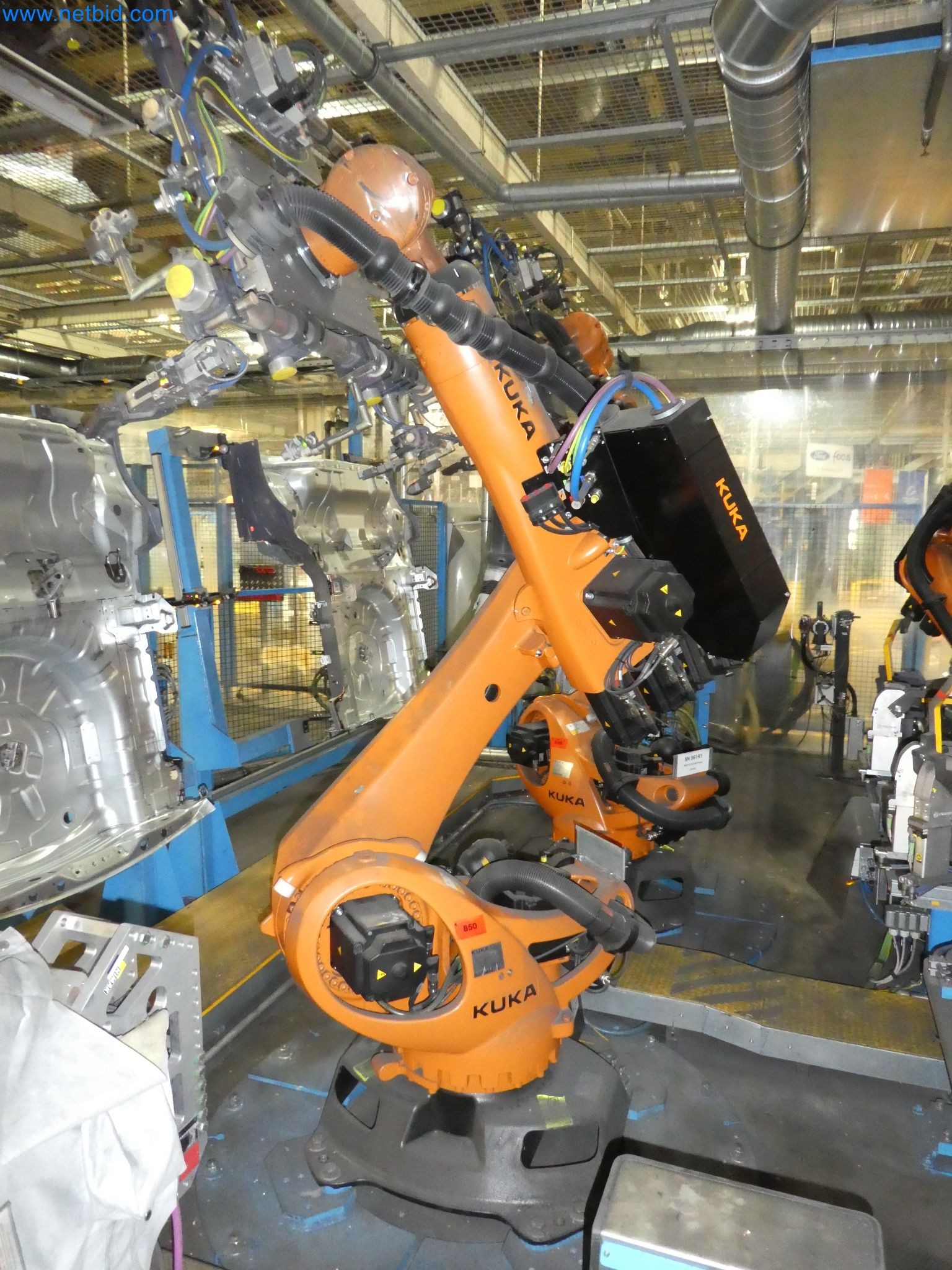Robots, welding equipment and assembly accessories from the automotive industry-153