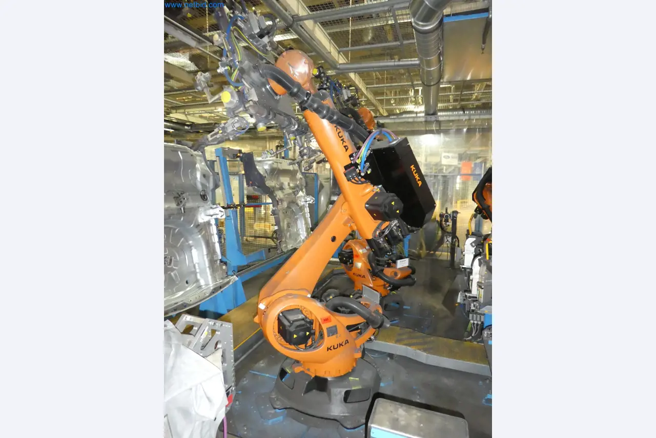 Robots, welding equipment and assembly accessories from the automotive industry-153