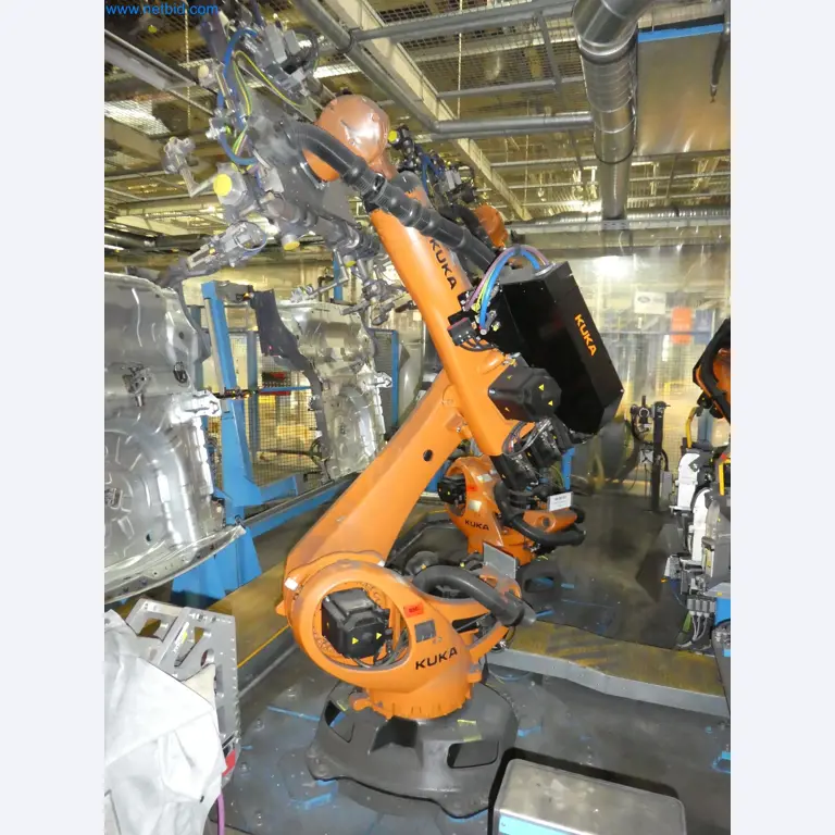 Robots, welding equipment and assembly accessories from the automotive industry-153