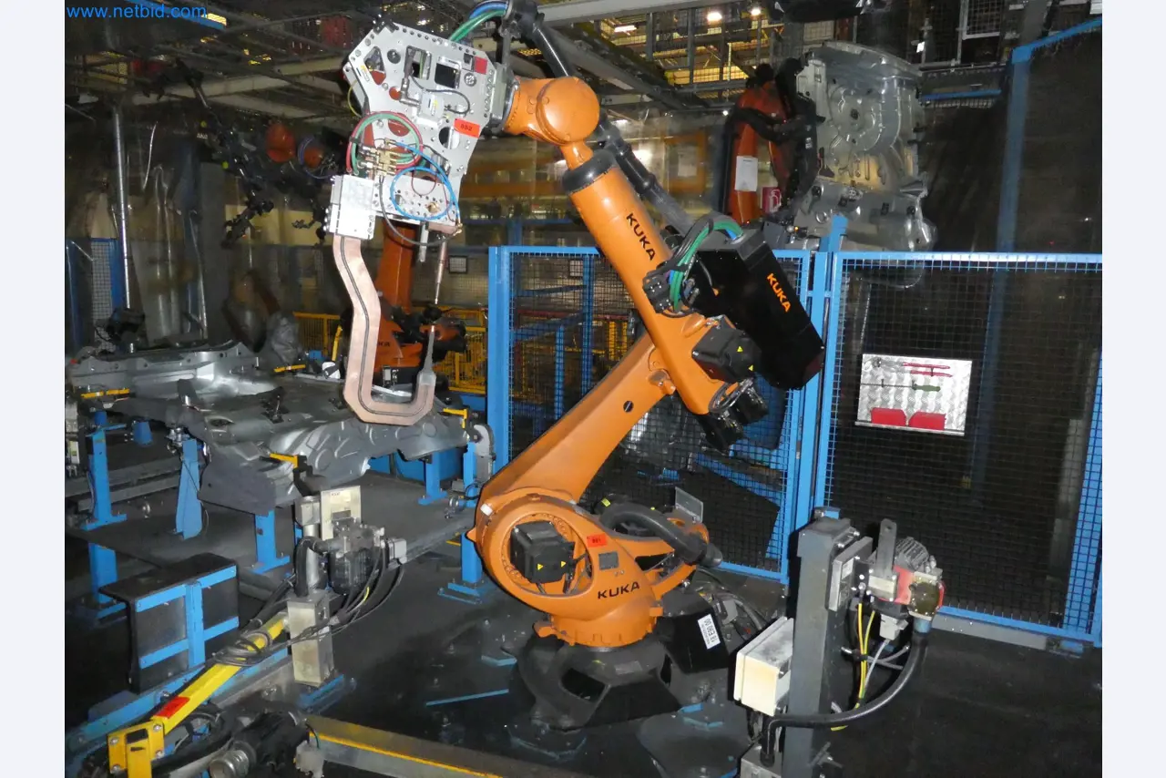 Robots, welding equipment and assembly accessories from the automotive industry-157
