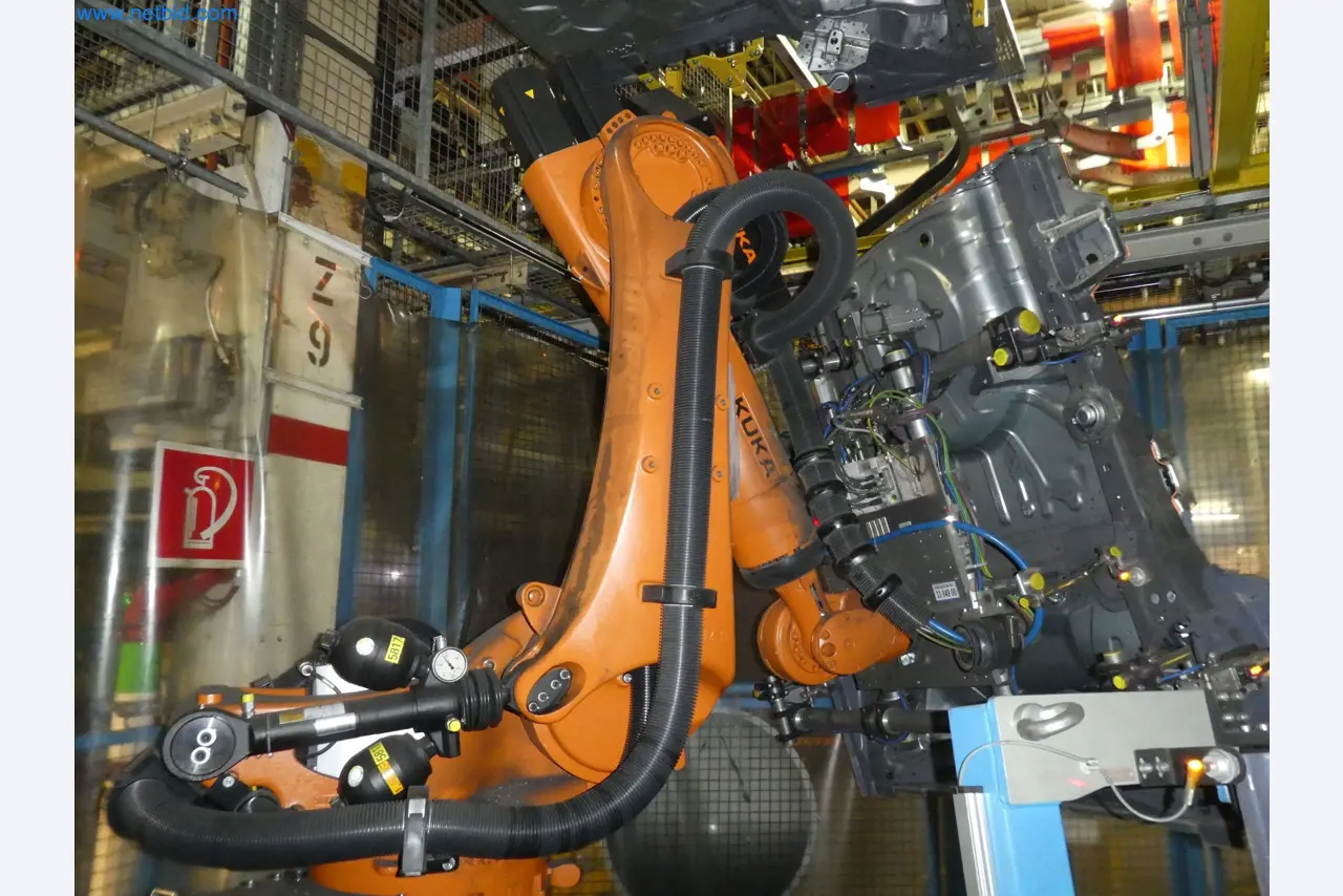 Robots, welding equipment and assembly accessories from the automotive industry-162