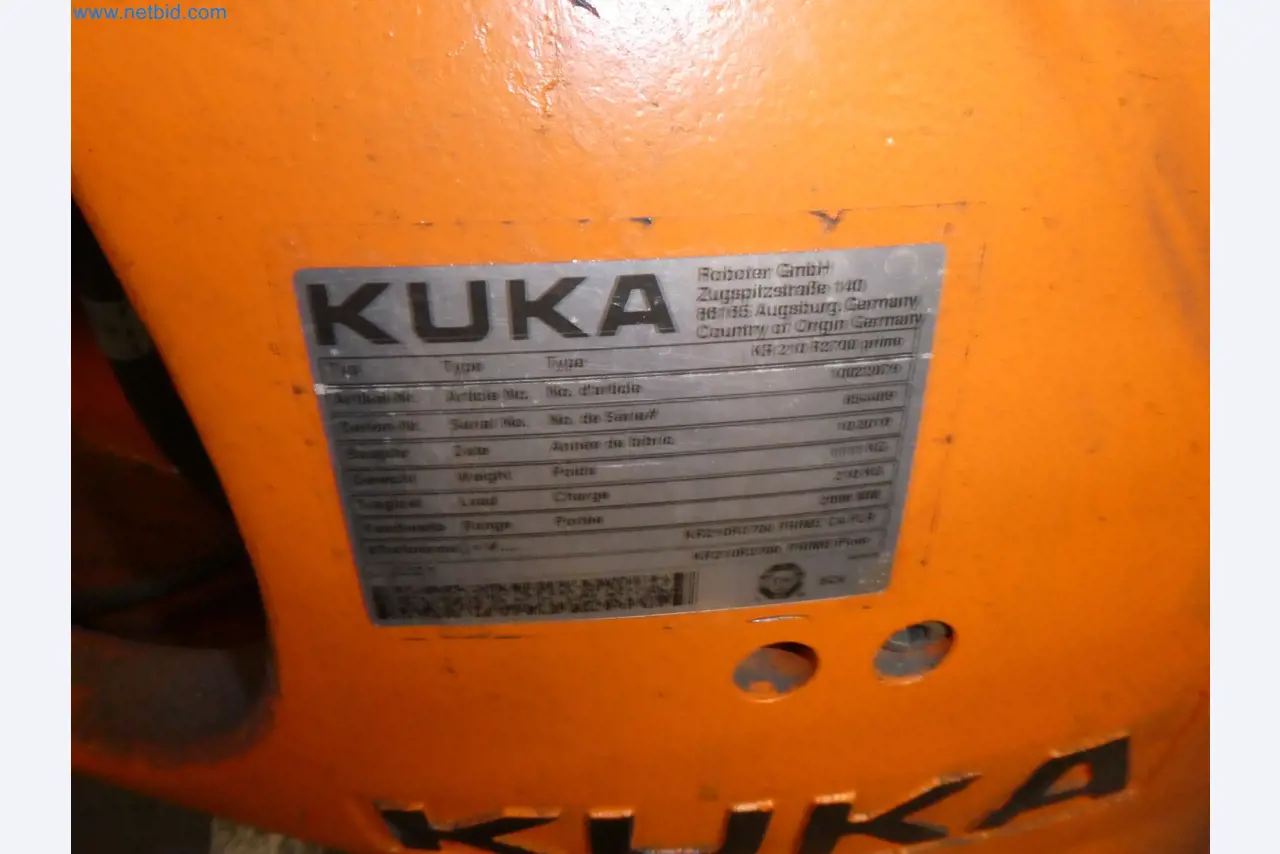 Robots, welding equipment and assembly accessories from the automotive industry-165