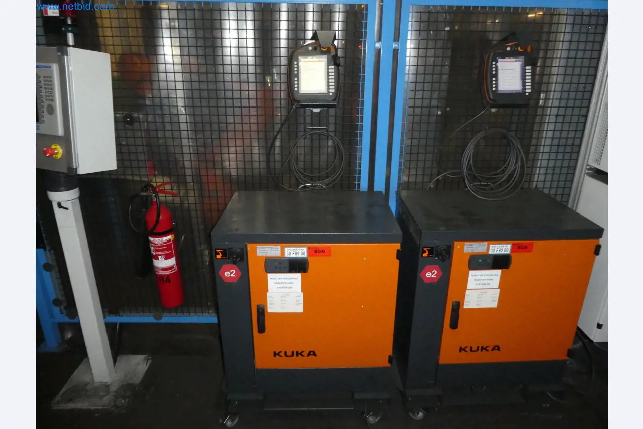 Robots, welding equipment and assembly accessories from the automotive industry-170