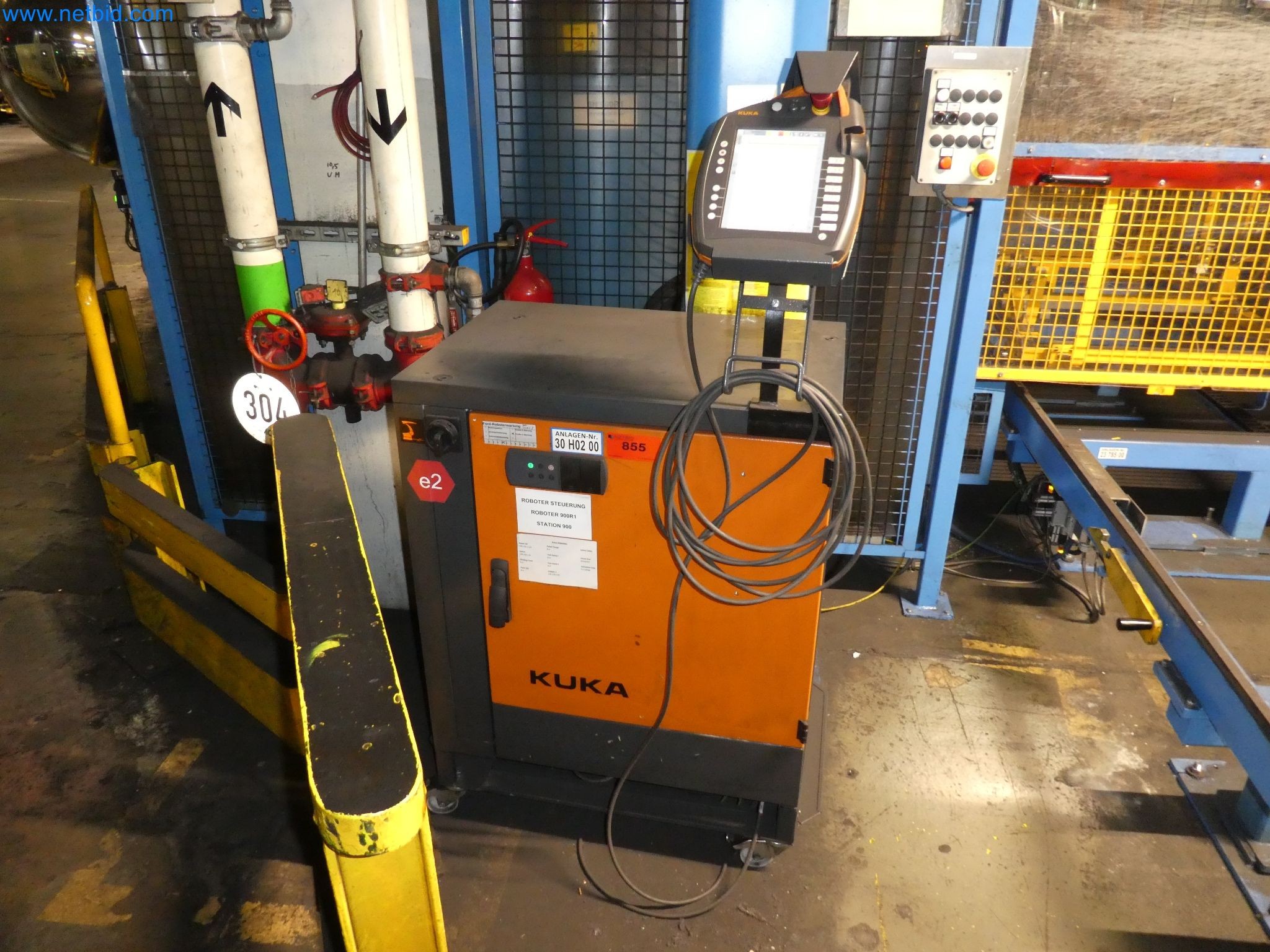 Robots, welding equipment and assembly accessories from the automotive industry-171