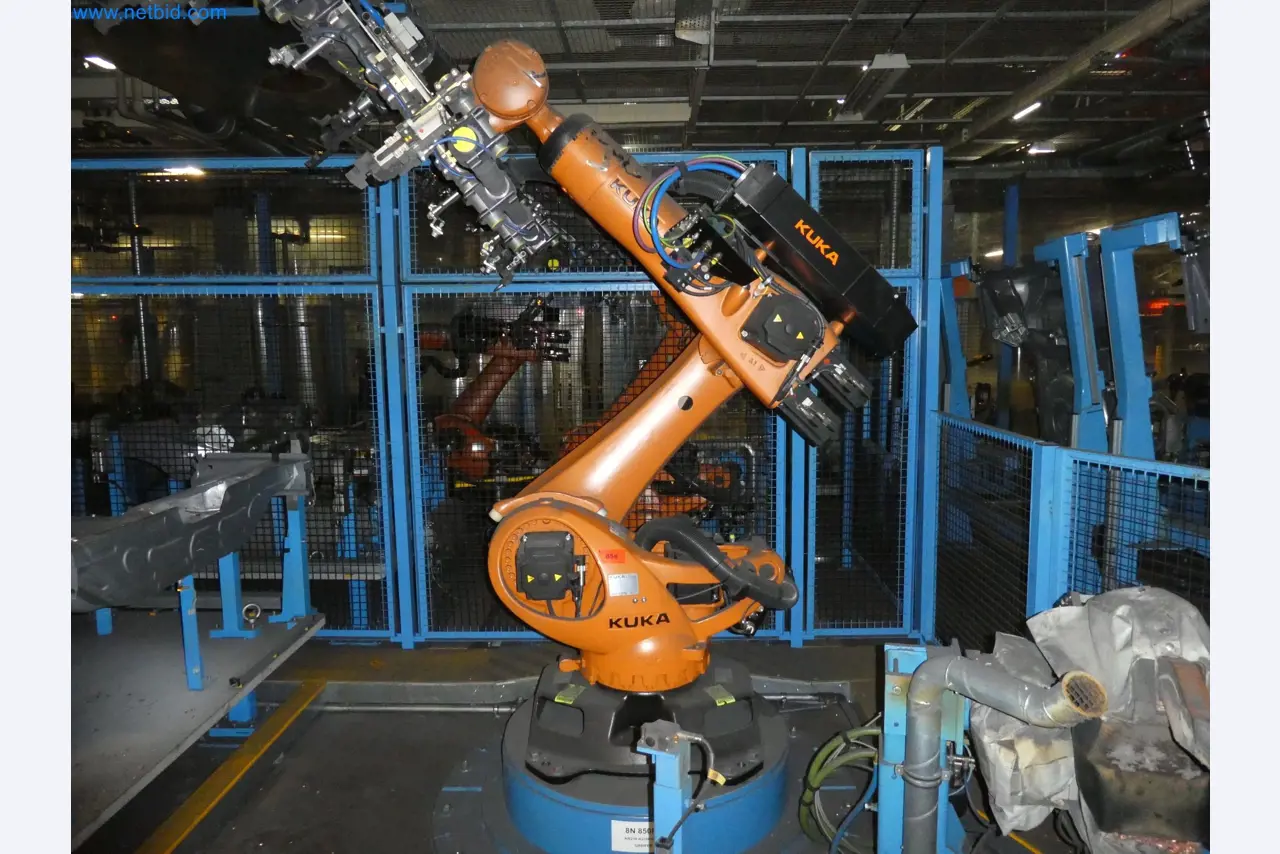 Robots, welding equipment and assembly accessories from the automotive industry-175