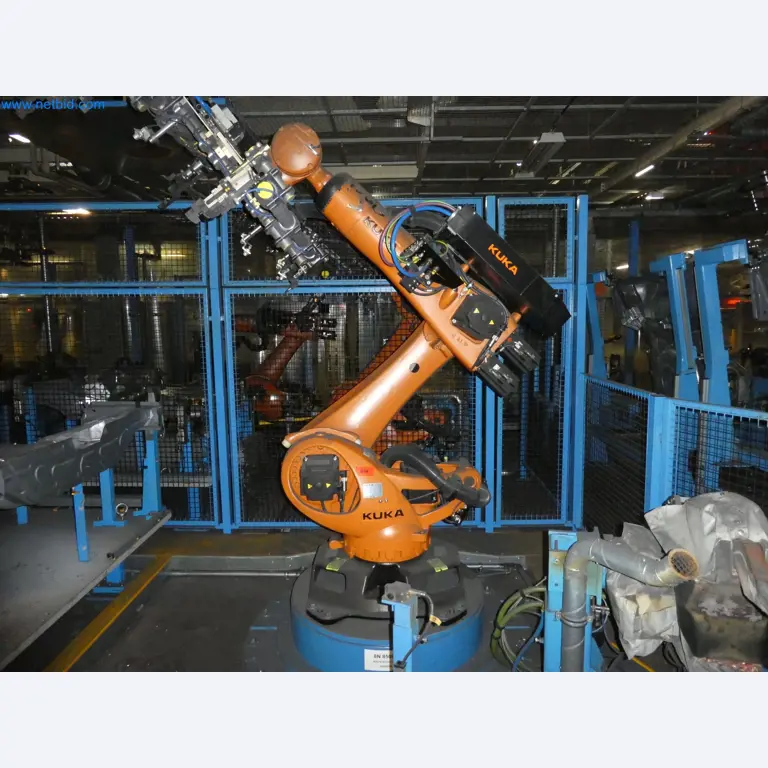 Robots, welding equipment and assembly accessories from the automotive industry-175