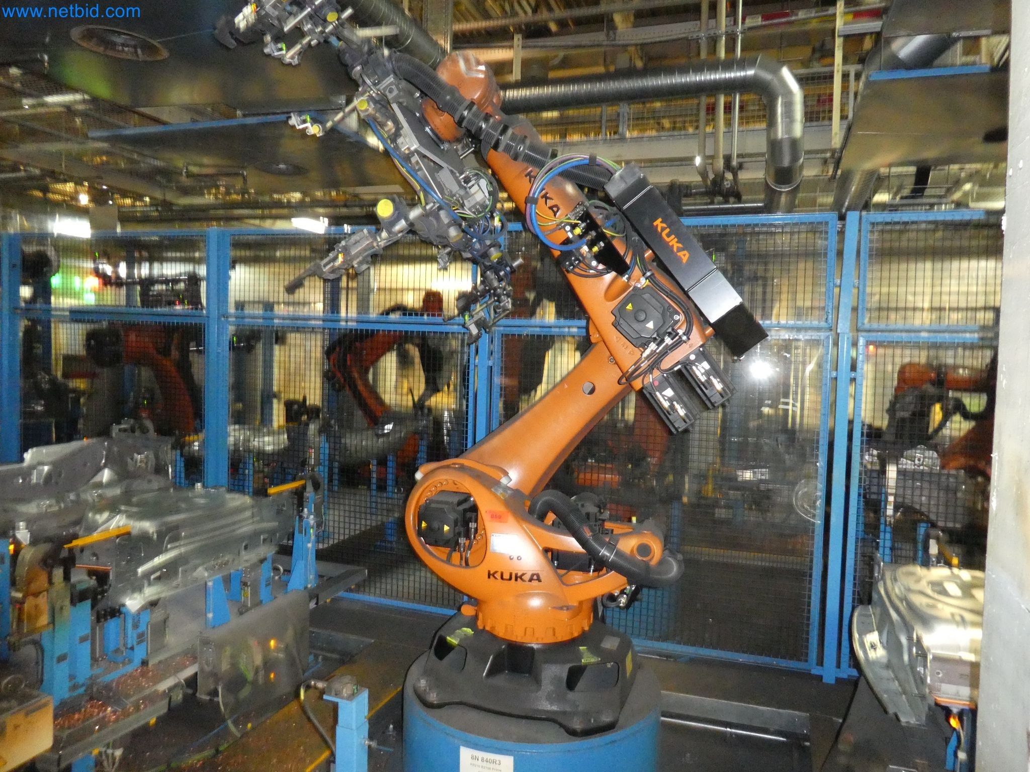 Robots, welding equipment and assembly accessories from the automotive industry-178