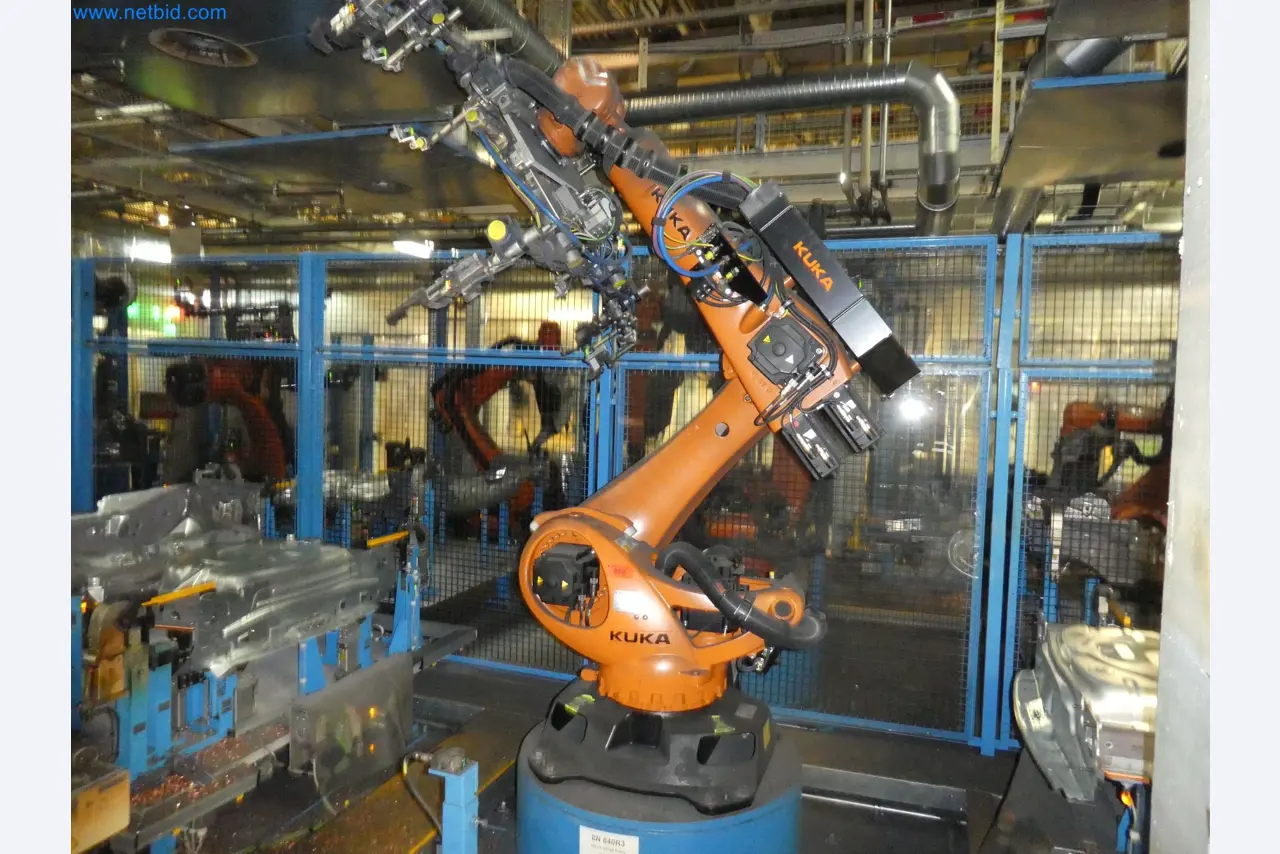 Robots, welding equipment and assembly accessories from the automotive industry-178