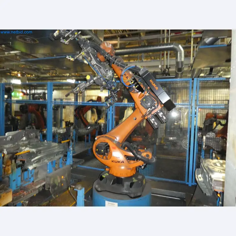Robots, welding equipment and assembly accessories from the automotive industry-178