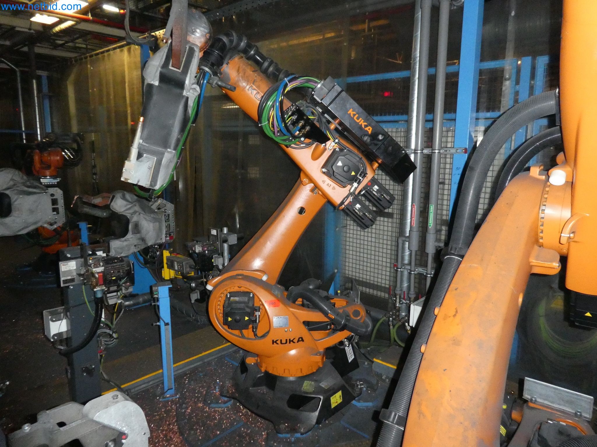 Robots, welding equipment and assembly accessories from the automotive industry-184