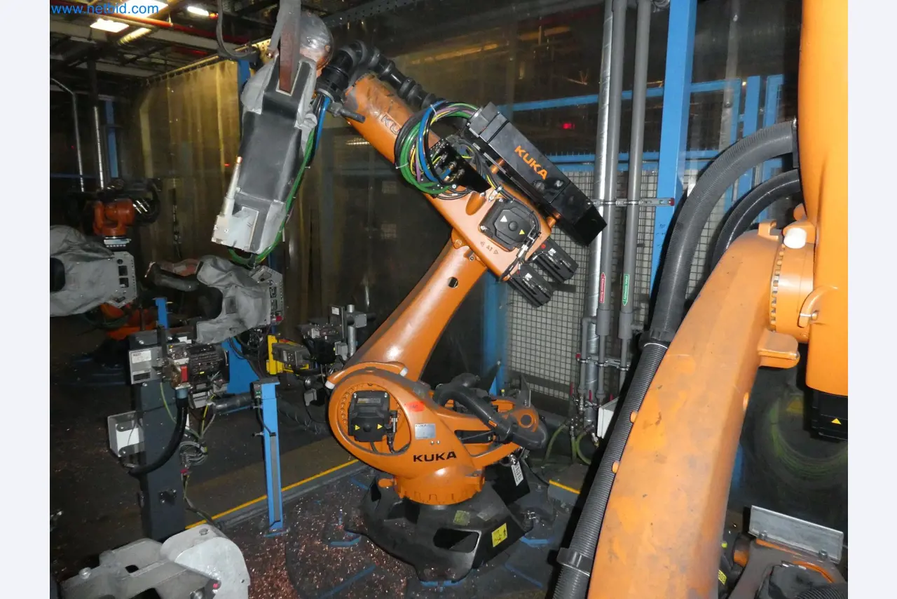 Robots, welding equipment and assembly accessories from the automotive industry-184