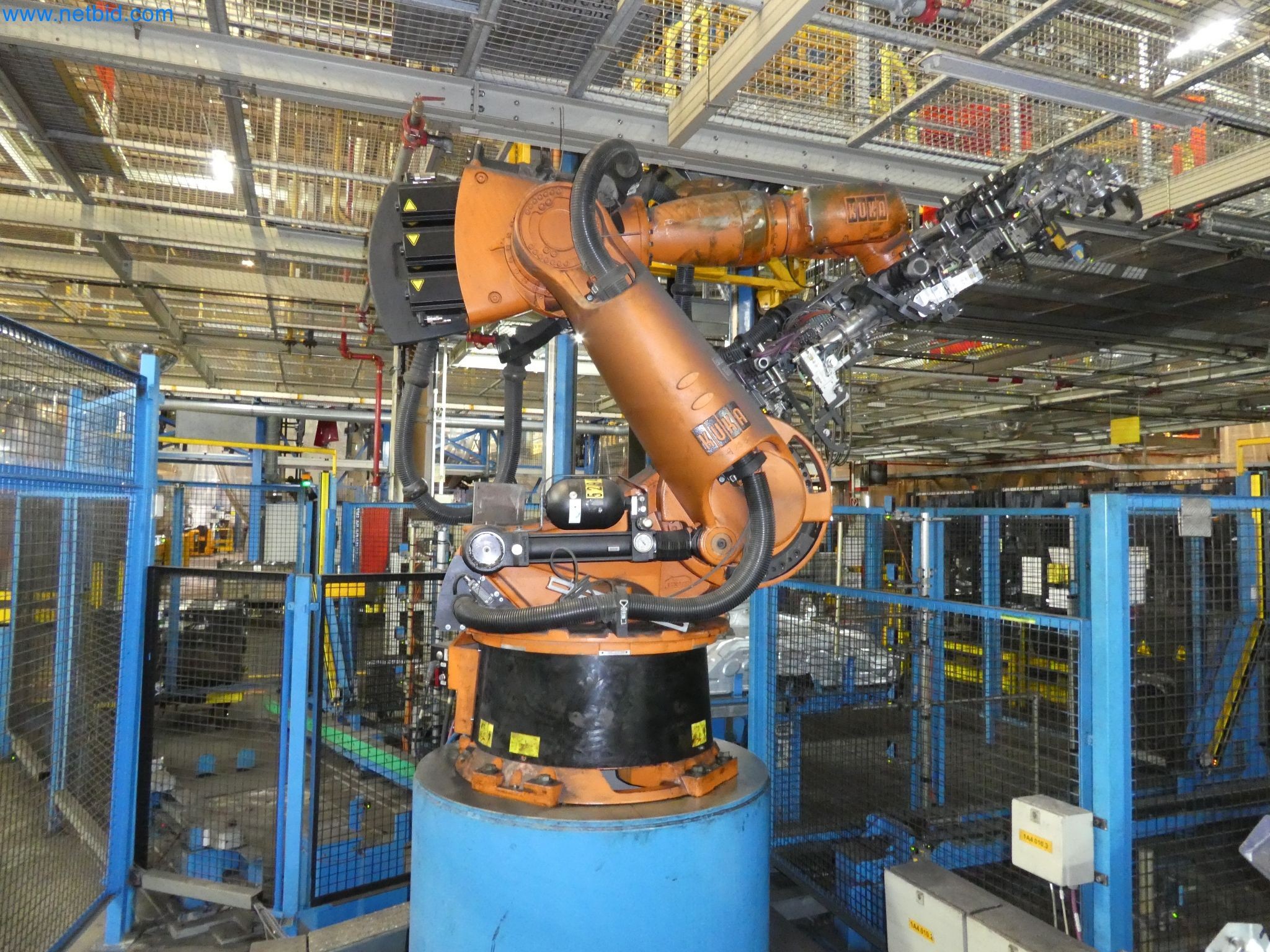 Robots, welding equipment and assembly accessories from the automotive industry-188