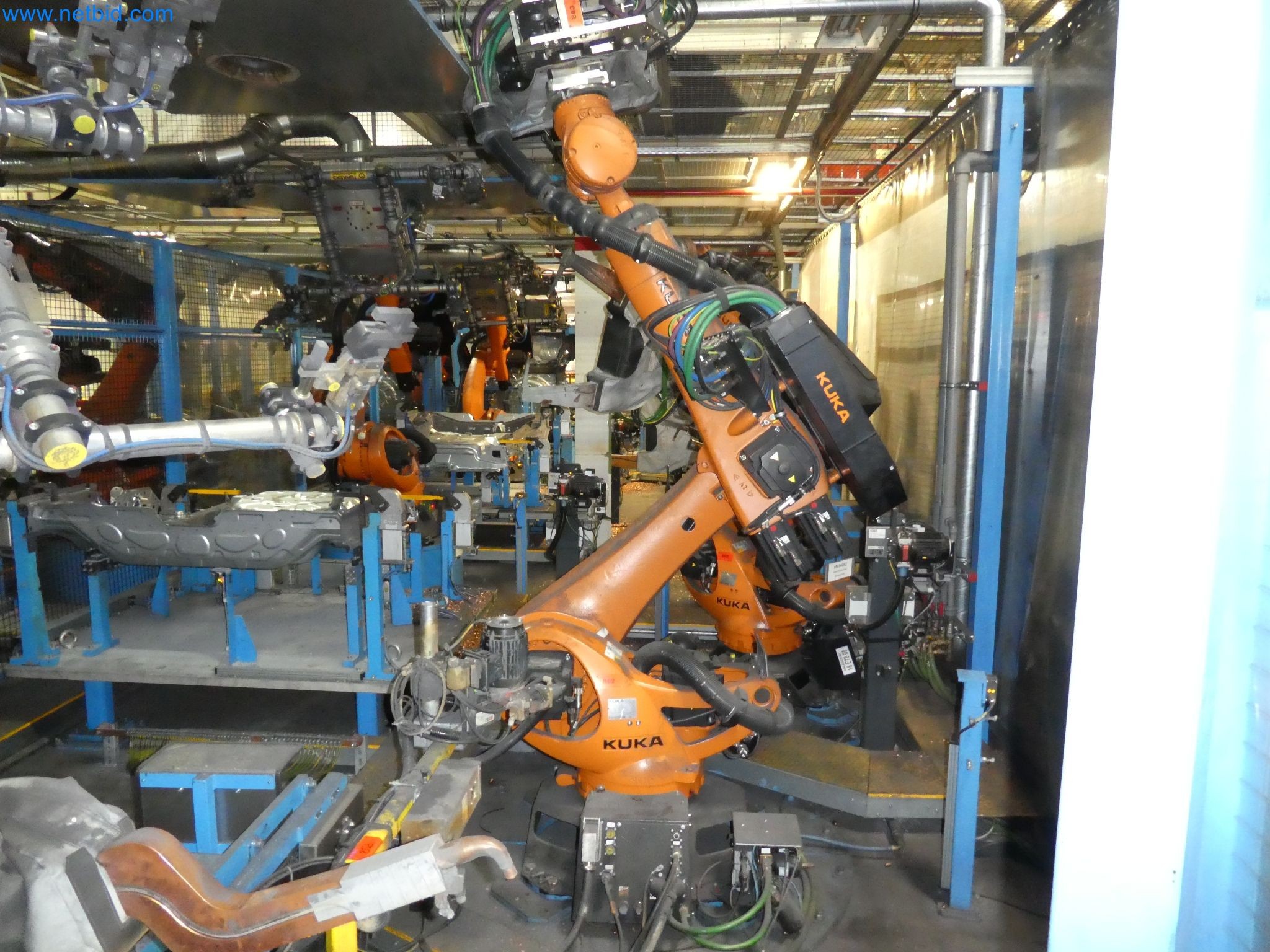 Robots, welding equipment and assembly accessories from the automotive industry-194