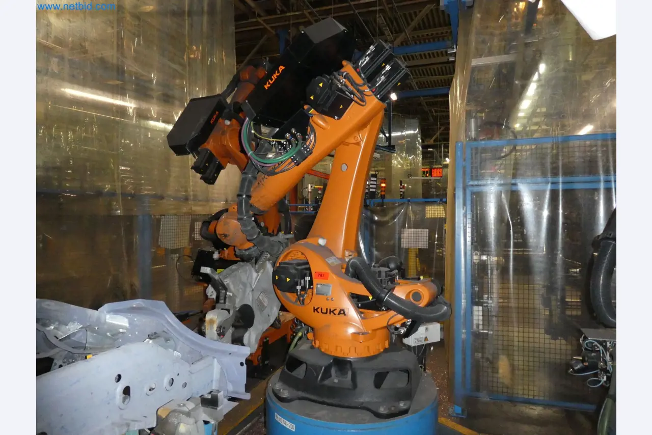 Robots, welding equipment and assembly accessories from the automotive industry-19