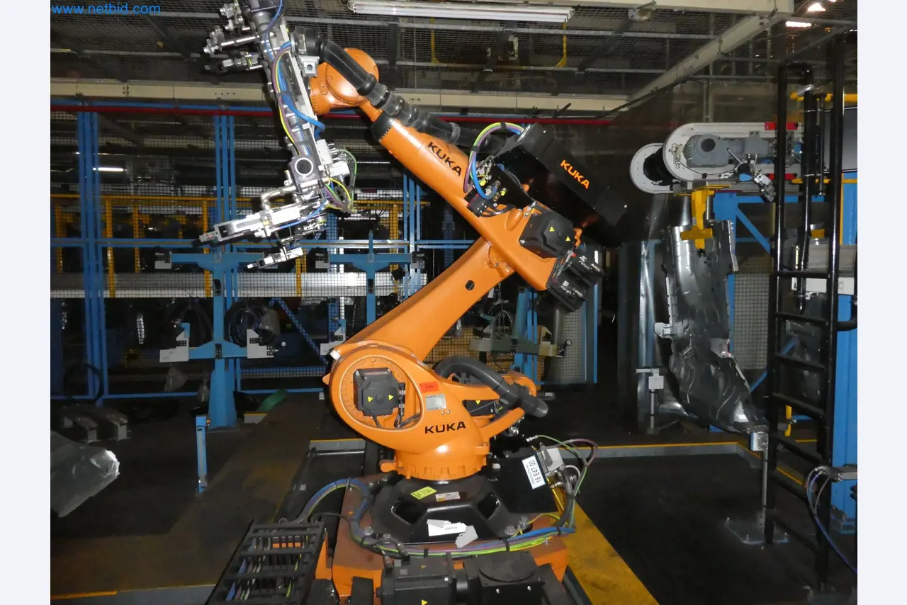 Robots, welding equipment and assembly accessories from the automotive industry-34