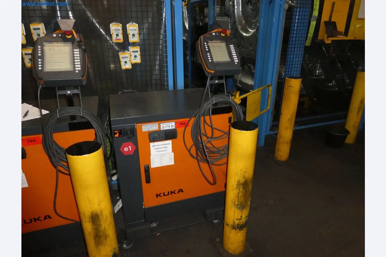 Robots, welding equipment and assembly accessories from the automotive industry-37