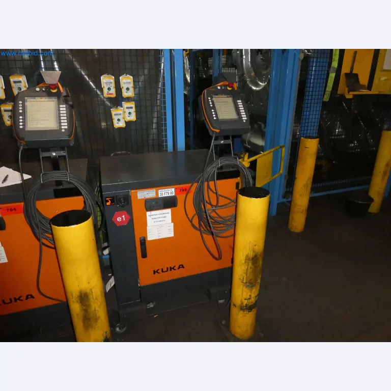 Robots, welding equipment and assembly accessories from the automotive industry-37