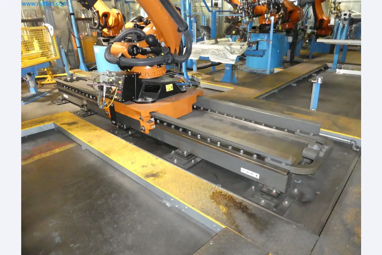 Robots, welding equipment and assembly accessories from the automotive industry-38