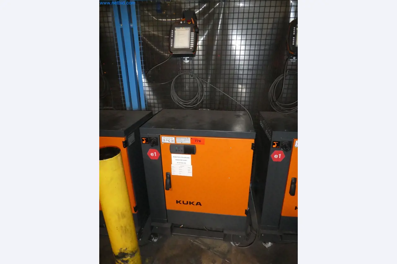 Robots, welding equipment and assembly accessories from the automotive industry-3