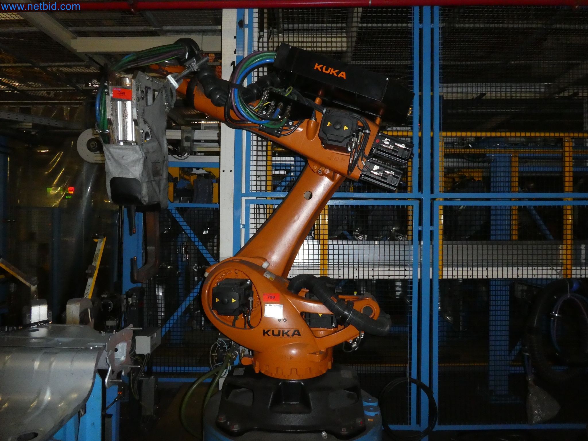 Robots, welding equipment and assembly accessories from the automotive industry-41