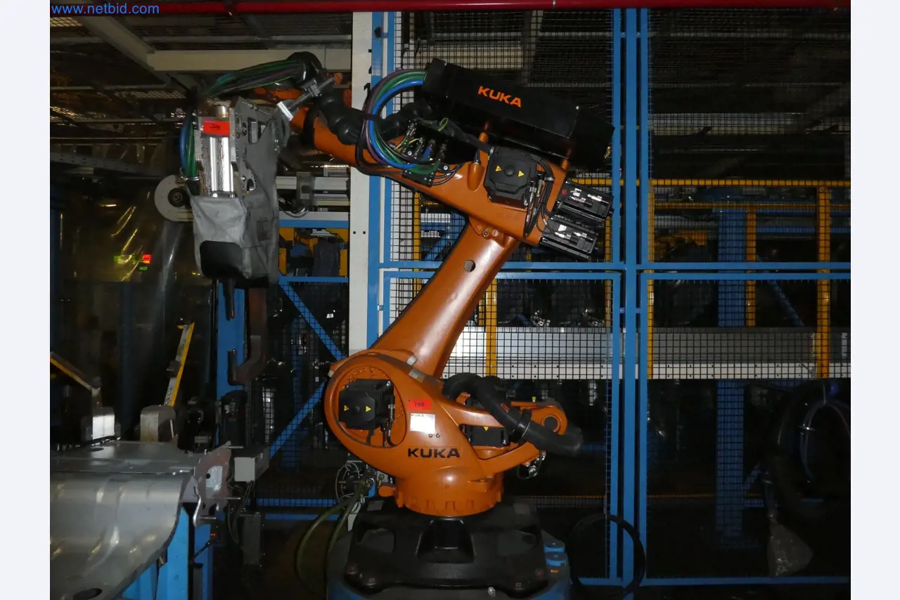 Robots, welding equipment and assembly accessories from the automotive industry-41