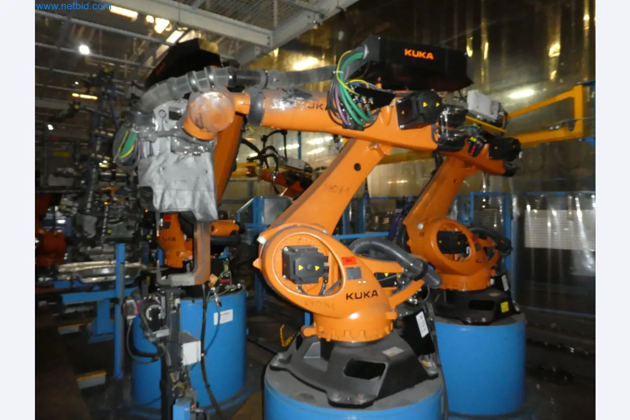 Robots, welding equipment and assembly accessories from the automotive industry-47