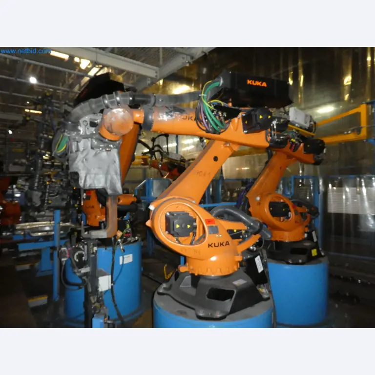 Robots, welding equipment and assembly accessories from the automotive industry-47