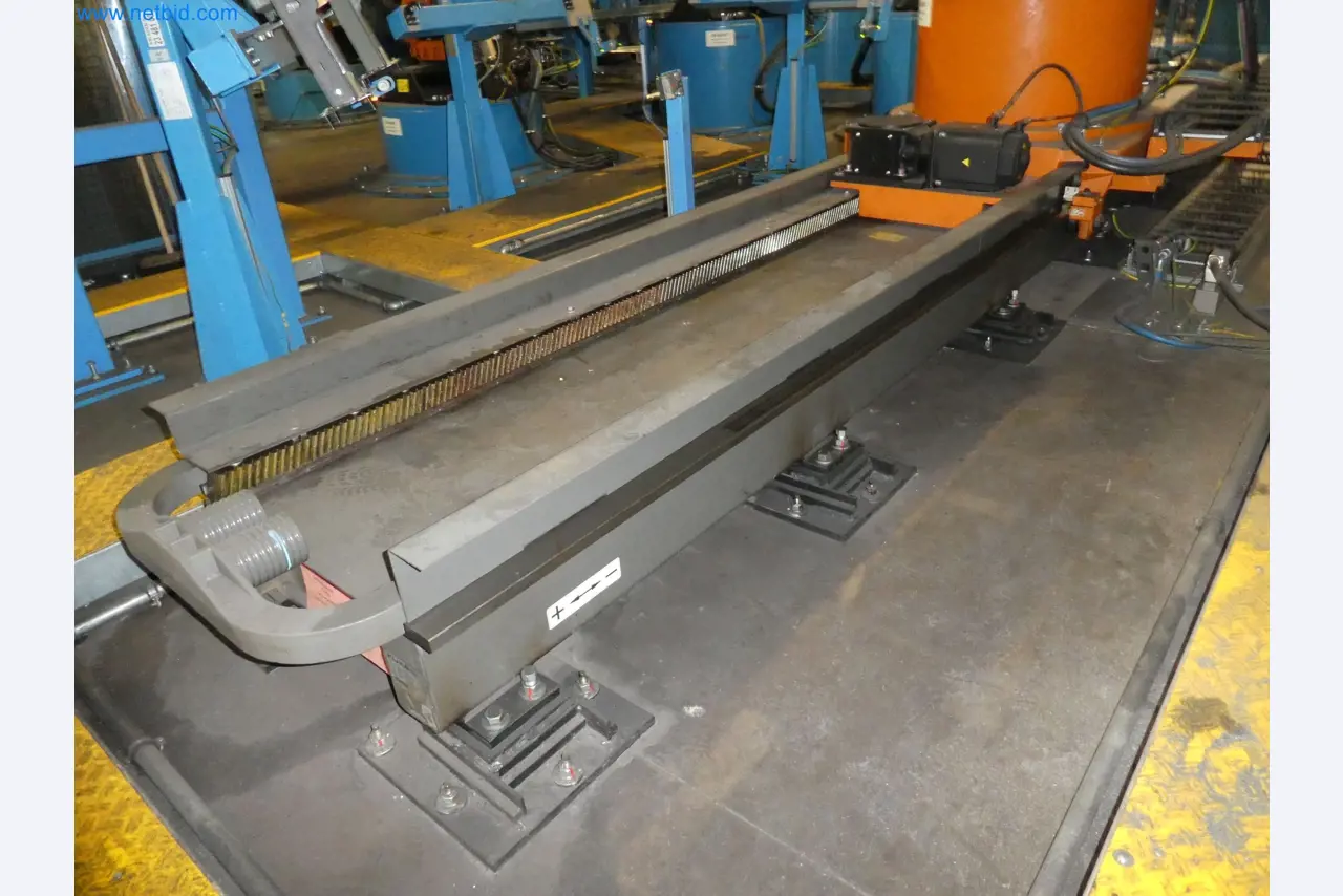 Robots, welding equipment and assembly accessories from the automotive industry-52