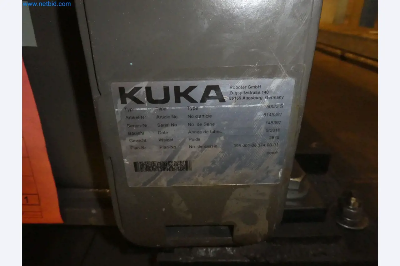 Robots, welding equipment and assembly accessories from the automotive industry-58