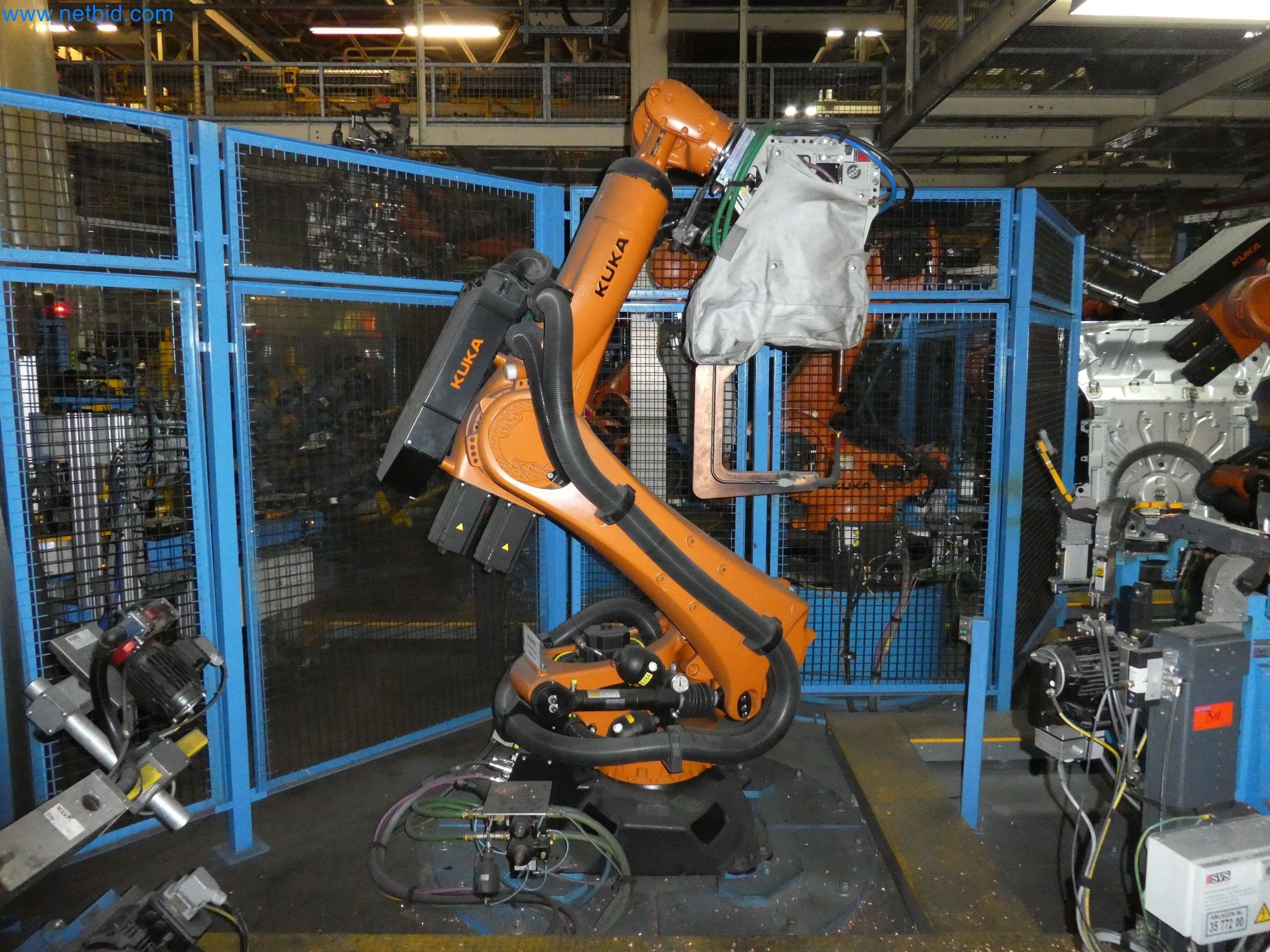 Robots, welding equipment and assembly accessories from the automotive industry-59