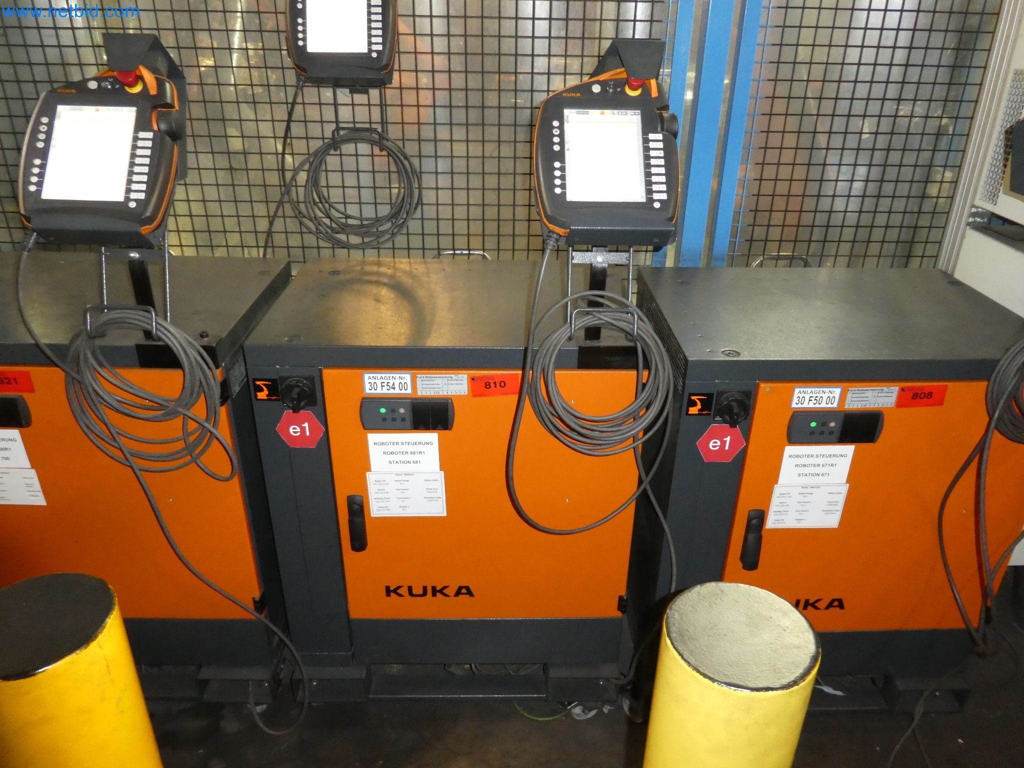 Robots, welding equipment and assembly accessories from the automotive industry-63