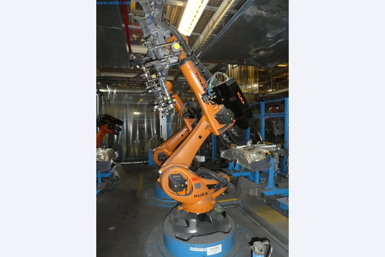 Robots, welding equipment and assembly accessories from the automotive industry-65